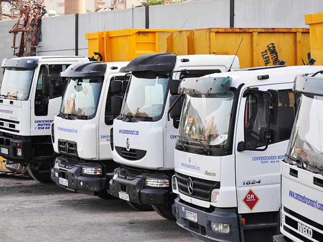 Imagen de la flota de camiones con contenedores